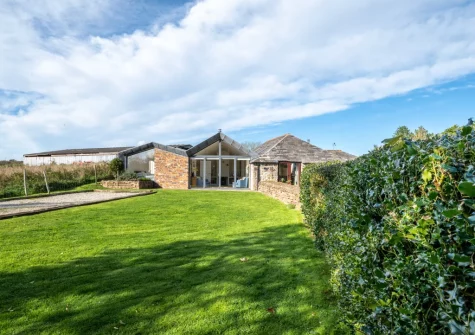 The enclosed lawned garden at The Mowhay, St Minver
