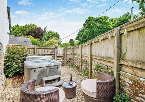The outdoor sitting area & hot tub at The Nook, Trebudannon