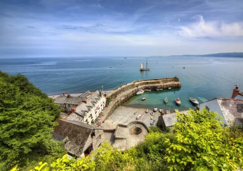 Nearby is the cliff side village of Clovelly, with its whitewashed cottages & winding cobbled street down the hillside to the harbour