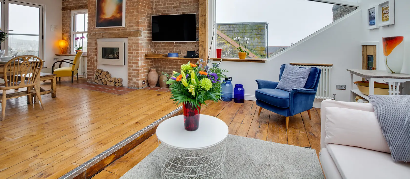 The Old Bakery Flat, St Ives is a stunning 3-bedroom heritage apartment with spectacular rooftop sea views and period charm. Enjoy modern luxury, vaulted beamed ceilings, and a prime town-centre location near galleries, harbour, and beaches.