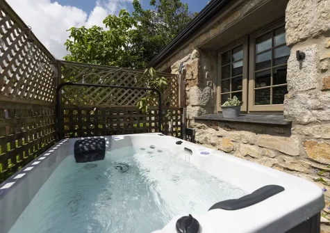 The hot tub at The Old Dairy, Carnhell Green
