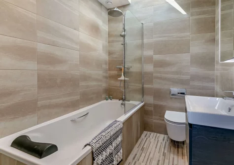 The bathroom at The Old Duck House, Porthcothan
