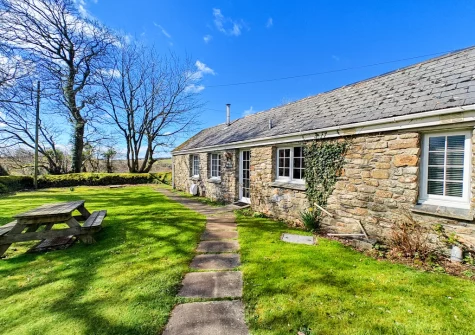 The shared lawned garden & alfresco dining area at The Old Mill Cottage, Advent