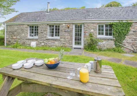 The shared lawned garden & alfresco dining area at The Old Mill Cottage, Advent