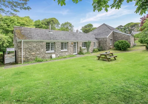 The shared lawned garden & alfresco dining area at The Old Mill Cottage, Advent