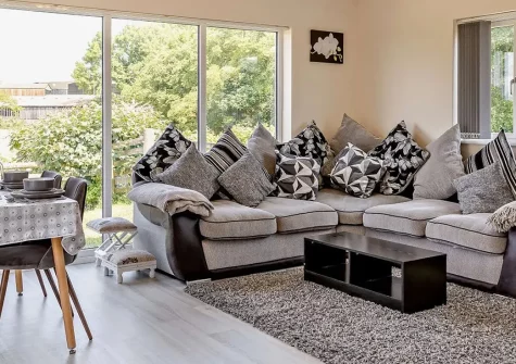 The Old Shippon, Virginstow is a charming 2-bedroom farm retreat with stunning countryside views and peaceful rural surroundings. Enjoy the enclosed garden with BBQ, modern amenities, and convenient access to Devon's beautiful beaches.