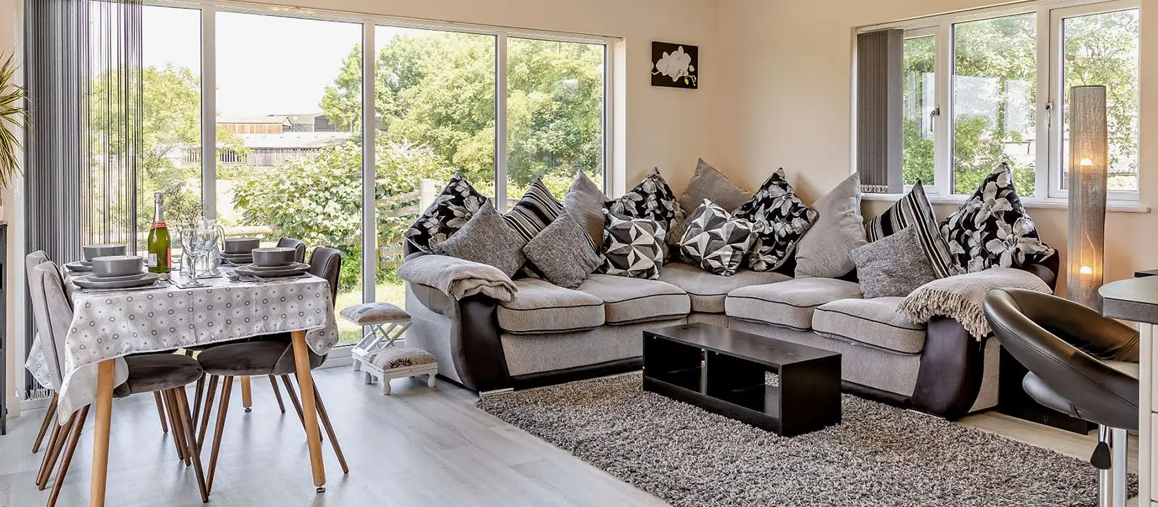 The Old Shippon, Virginstow is a charming 2-bedroom farm retreat with stunning countryside views and peaceful rural surroundings. Enjoy the enclosed garden with BBQ, modern amenities, and convenient access to Devon's beautiful beaches.