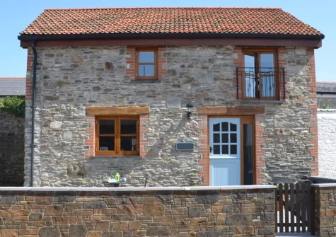 The Old Stables is a a stylish retreat with outside space which is a real suntrap & perfect for alfresco dining