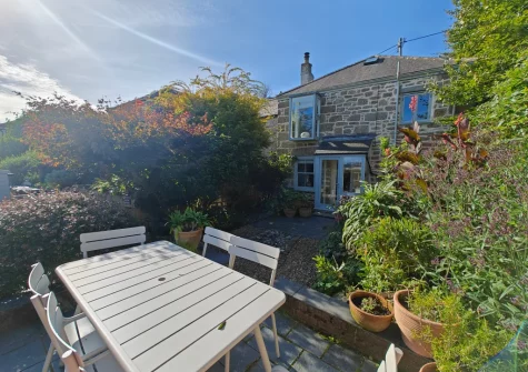 The private front garden & alfresco dining area at The Old Workshop, Newlyn
