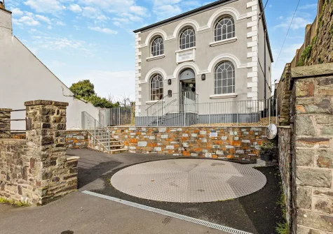 The Olde Chapel is a Grade II-listed former chapel in Bickington with remote operated parking turntable for two cars
