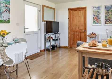 The Palms, Newquay is a charming cottage offering the perfect blend of comfort and luxury with a private hot tub and sauna. Ideally located for coastal walks and beach adventures, this two-bedroom retreat provides the ultimate Cornish escape.