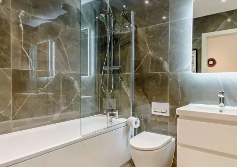The bathroom at The Pearl At Atlanta View, Westward Ho!
