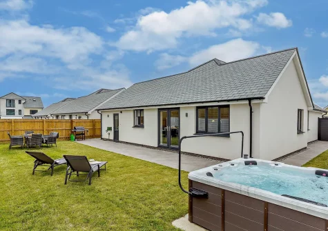 The garden, outdoor sitting area & hot tub at The Pearl At Atlanta View, Westward Ho!