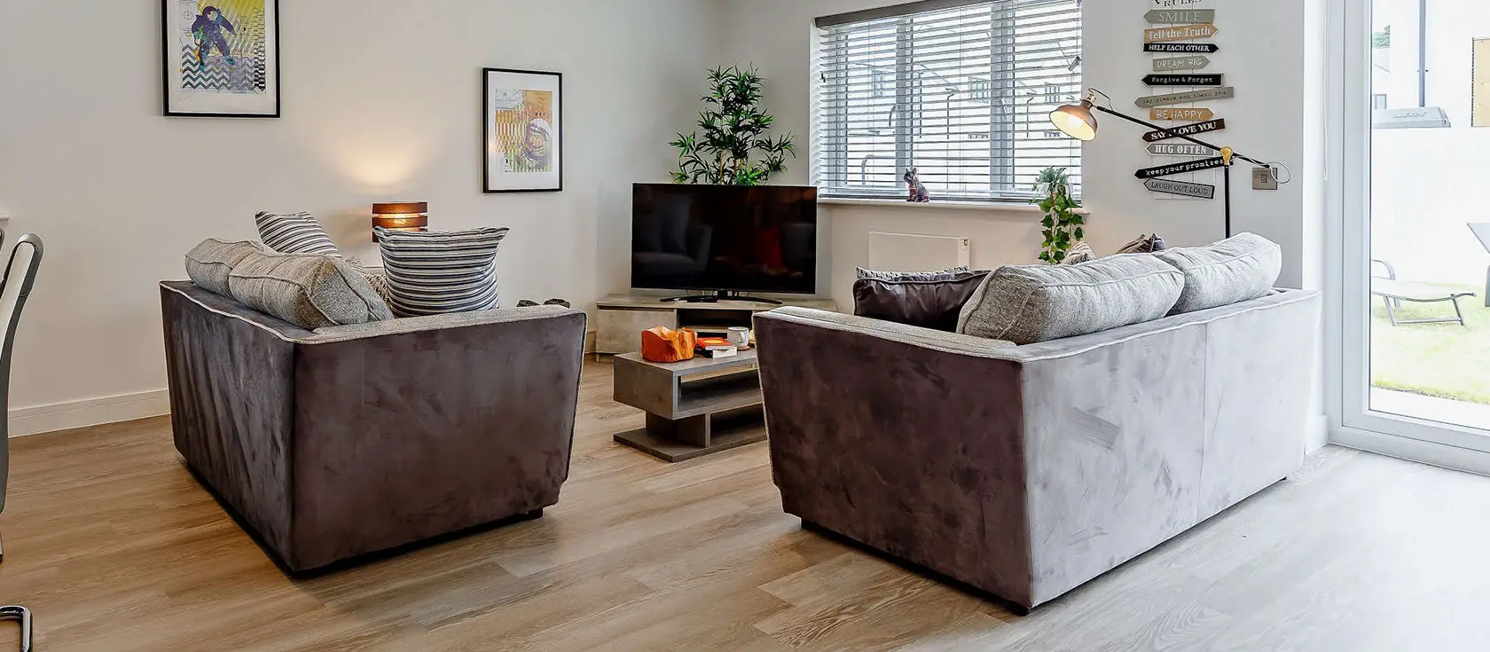 The Pearl At Atlanta View, Westward Ho! is a contemporary 3-bedroom coastal retreat with private hot tub and games room. Just a level walk to golden sands, this stylish bungalow offers luxurious comforts & easy access to North Devon's attractions.