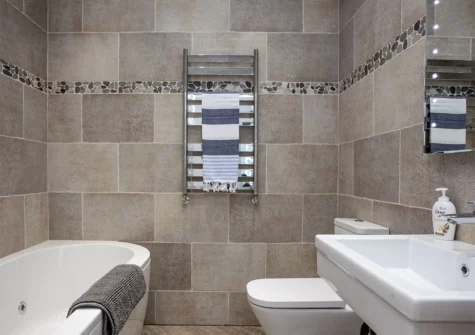 The bathroom at The Penthouse, 15 At The Beach, Torcross