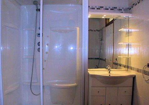 The bathroom @ 7 Roundham Heights