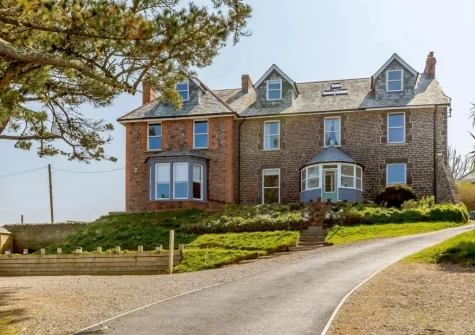 The Penthouse Larkrise is a beautiful contemporary apartment beautiful contemporary apartment in an elevated position within walking distance of the South West Coast Path