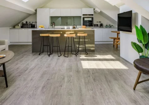 The Penthouse Larkrise, Mortehoe is a beautifully appointed three-bedroom apartment in elevated Mortehoe village, boasting sweeping North Devon coastal views, a vaulted living space, & flexible sleeping arrangements, with Woolacombe's sands nearby.