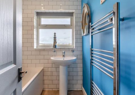 The bathroom at The Pidgeon Nest, Axmouth
