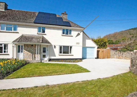 The Pidgeon Nest is a three-bedroom dog-friendly cottage with a large garden for family games & outside dining