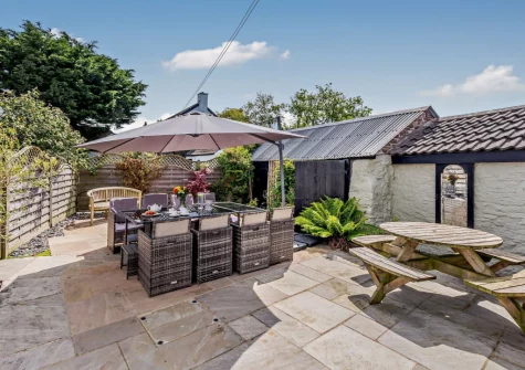 The patio & alfresco dining area at The Pines, Eastleigh