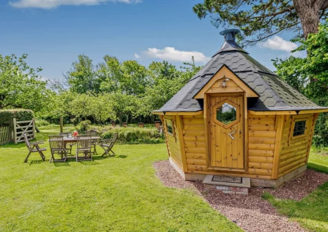 The beautifully manicued garden with BBQ lodge at The Pines, Eastleigh