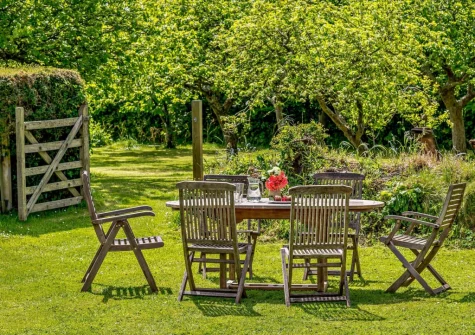 The garden & alfresco dining area at The Pines, Eastleigh