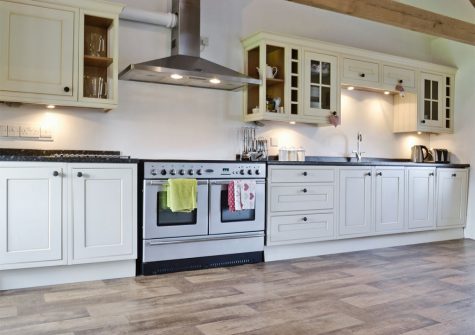 The kitchen at The Place 2 B, Higher Churchtown Farm, Tresmeer