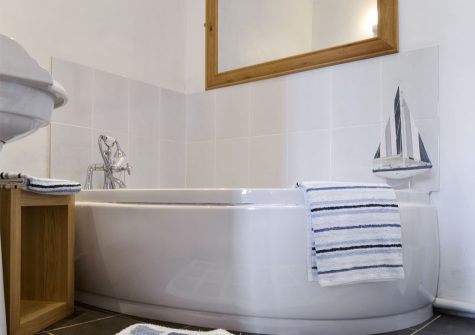 The bathroom at The Place 2 B, Higher Churchtown Farm, Tresmeer