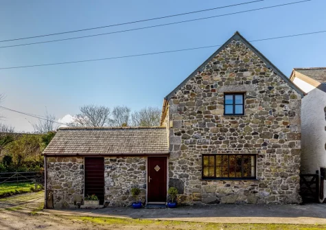 The Rest Barn is a converted barn in a small collection of three properties on a working cattle farm