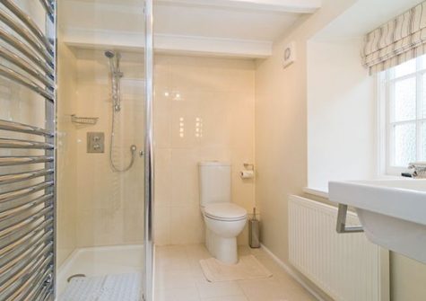 The en-suite to bedroom #1 @ The Rigging, Polperro