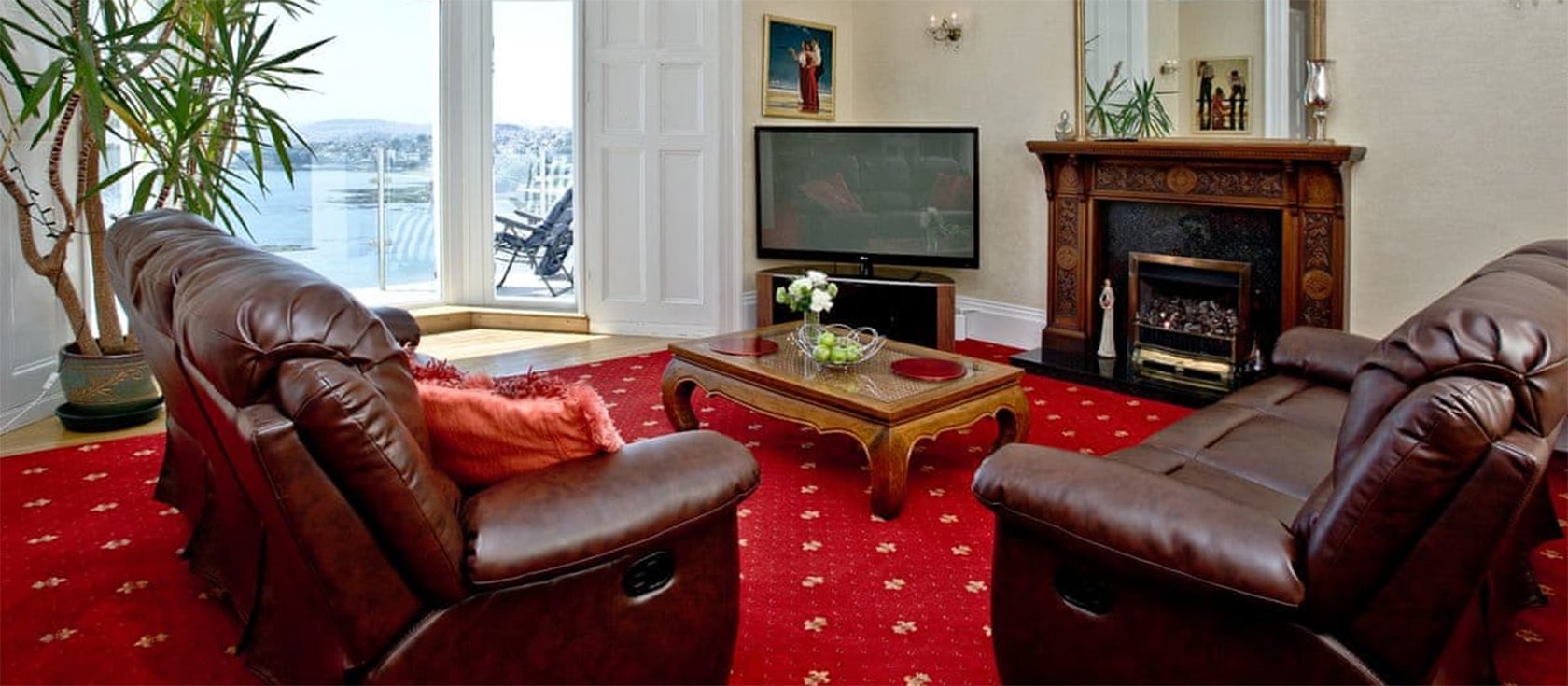 Riviera Mansion, Torquay is a grand four bedroom, four ensuite bathroom apartment retaining its opulence in every spacious room. Grand dining room with chandeliers, superb sea views & access to the terrace. Overlooking Meadfoot Beach with private parking.