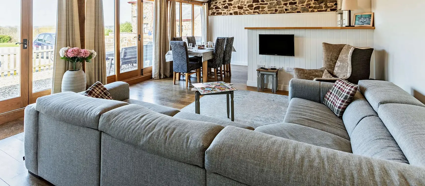 The Root House, North Nethercleave Farm, Umberleigh is a charming 3-bedroom barn conversion nestled in peaceful farm surroundings. Enjoy original oak features, flexible bedrooms, private patio & games area - perfect for North Devon adventures.