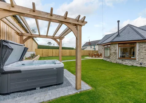 The hot tub & garden at The Roundhouse Mill, Brayford