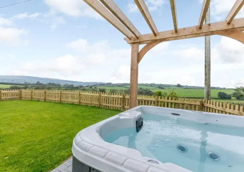 The hot tub & garden at The Roundhouse Mill, Brayford