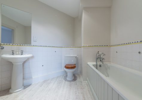 The second floor bathroom at The Roundhouse, Roserrow, Polzeath