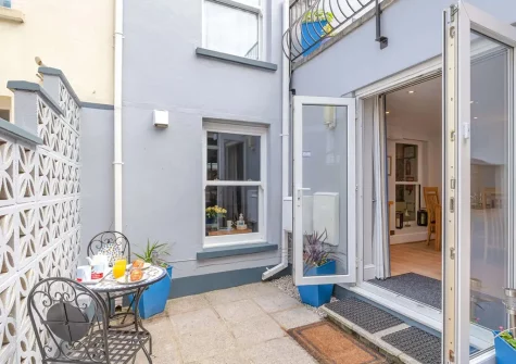 The patio & outdoor sitting area at The Sea Dog Retreat, Brixham