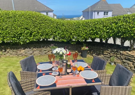 The alfresco dining area & lawned garden at The Seahouse, Portreath