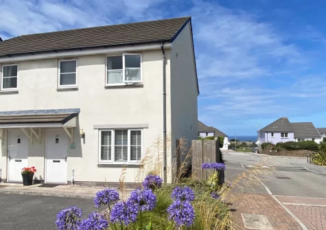 The Seahouse is a charming three-bedroom holiday home, with beautiful sea views, in Portreath