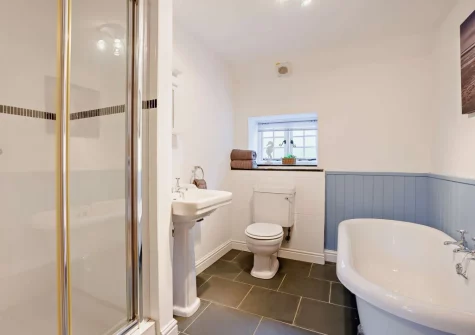 The bathroom at The Shippen at Upper Yeoland, Swimbridge