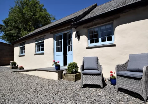 The gravelled outdoor sitting area at The Shippen at Upper Yeoland, Swimbridge