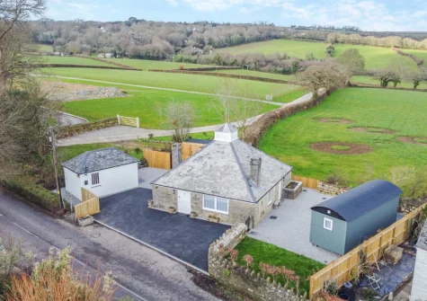 The Smithy is a delightful cottage with the bonus of an on-site spa with an infrared sauna, cold plunge bath & barrel shower - the ultimate in holiday relaxation