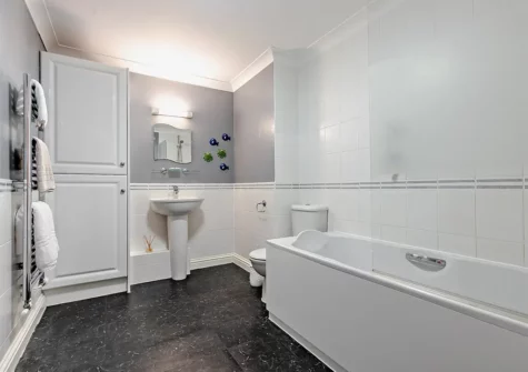 The bathroom at The Spinnakers, Newquay