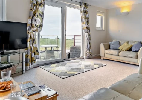 The Spinnakers, Newquay is a modern 3-bedroom apartment with easy access to local attractions, ideal for a family getaway. Boasting far-reaching clifftop and coastal views, it's close to Fistral Beach with direct access to the South West Coast Path.