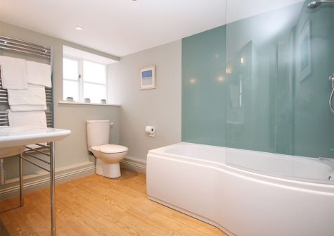 The bathroom at The Spyglass, Penzance