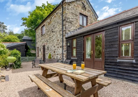 The enclosed gravelled barbecue & alfresco dining area at The Stable, Dunmere