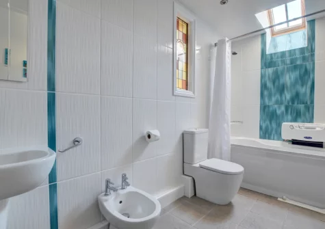 The bathroom at The Stables, Lynton