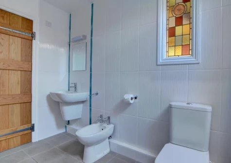 The bathroom at The Stables, Lynton