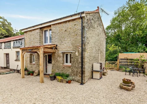 gravelled courtyard, barbecue & alfresco dining area