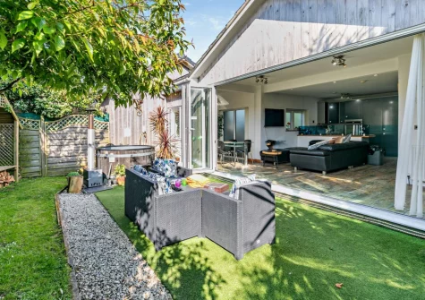 The garden, outdoor sitting area & hot tub at The Studio, Cubert